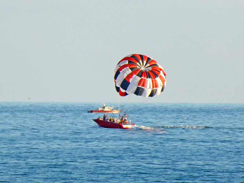 Сочи. Туристы готовятся к полёту на парашюте. Туристический портал «Визит Сочи» - VizitSochi.ru